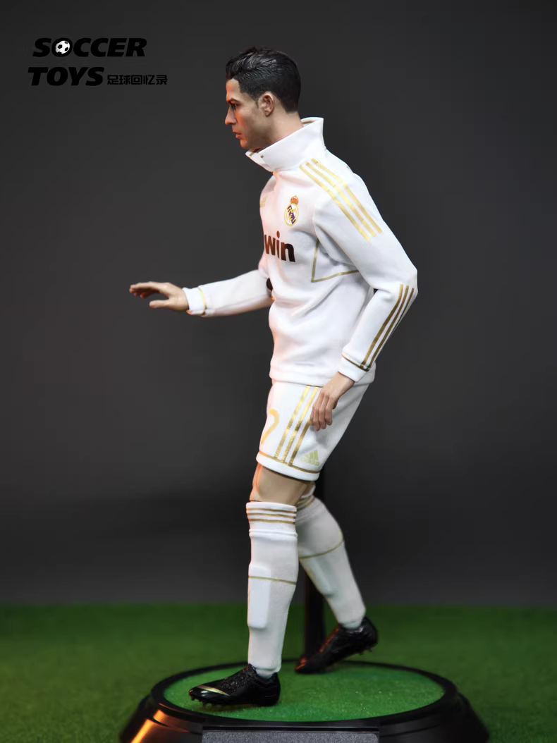 【pre order】Cristiano Ronaldo Golden Edge Period 1/6 Scale Resin Statue - Image 3